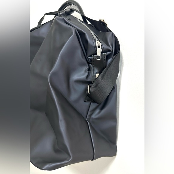 Navy Vince Camuto Weekend Duffle Bag NWT - Picture 3 of 6